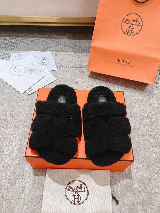 经典二舅毛拖 澳洲进口羊羔毛魔术贴爆款跑量拖. 顶级代购品质独家原版定制 精致的油边工艺%脚感舒适越穿越好看！ 原版皮毛一体羊毛材质+Tpu大底 日常通勤逛街都
