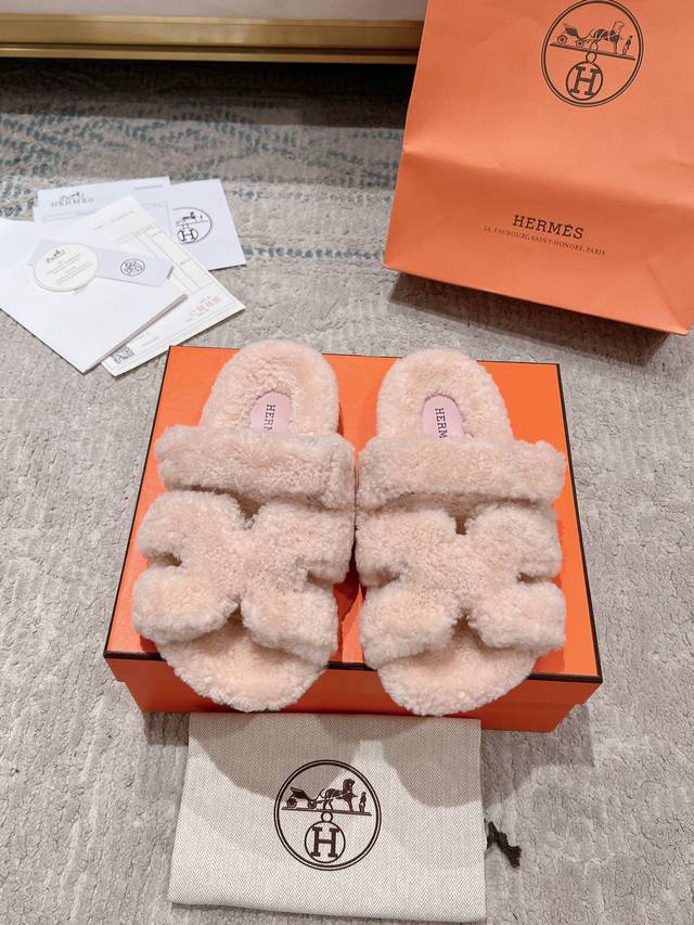 经典二舅毛拖 澳洲进口羊羔毛魔术贴爆款跑量拖. 顶级代购品质独家原版定制 精致的油边工艺%脚感舒适越穿越好看！ 原版皮毛一体羊毛材质+Tpu大底 日常通勤逛街都