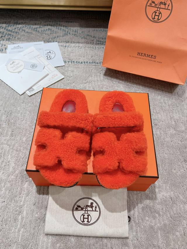 经典二舅毛拖 澳洲进口羊羔毛魔术贴爆款跑量拖. 顶级代购品质独家原版定制 精致的油边工艺%脚感舒适越穿越好看！ 原版皮毛一体羊毛材质+Tpu大底 日常通勤逛街都