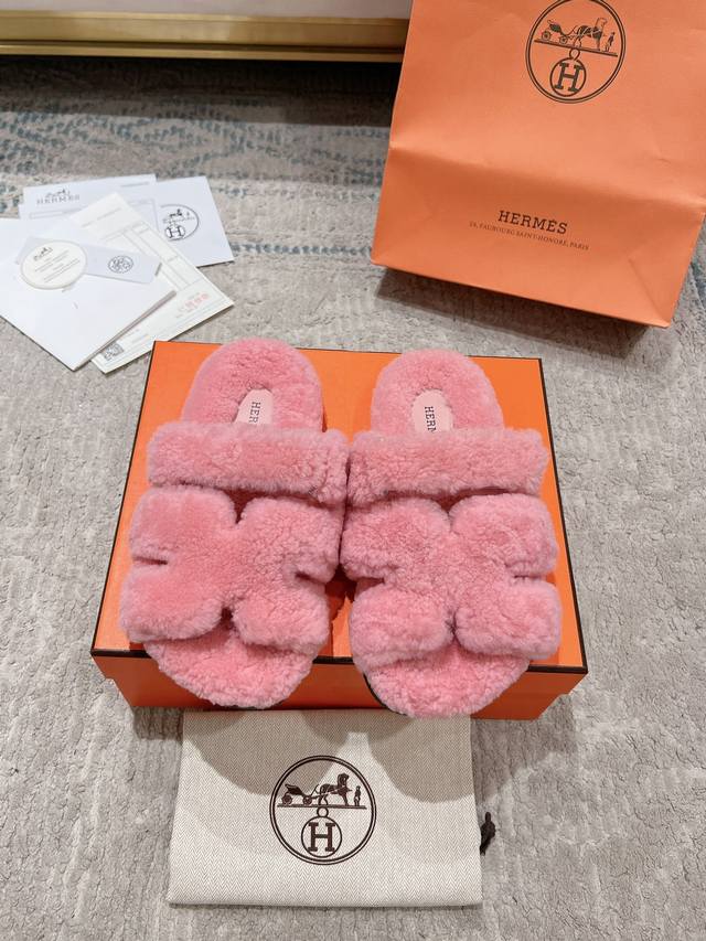 经典二舅毛拖 澳洲进口羊羔毛魔术贴爆款跑量拖. 顶级代购品质独家原版定制 精致的油边工艺%脚感舒适越穿越好看！ 原版皮毛一体羊毛材质+Tpu大底 日常通勤逛街都