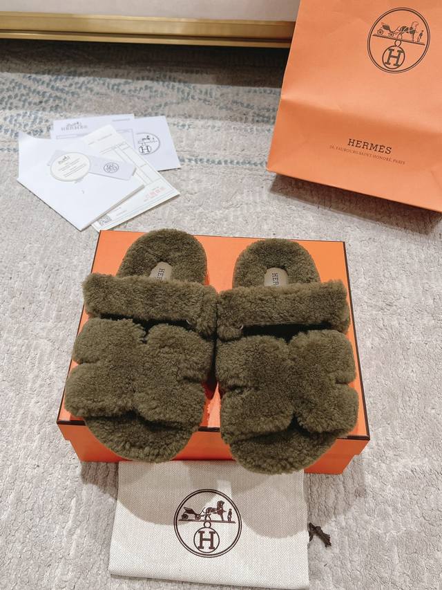 经典二舅毛拖 澳洲进口羊羔毛魔术贴爆款跑量拖. 顶级代购品质独家原版定制 精致的油边工艺%脚感舒适越穿越好看！ 原版皮毛一体羊毛材质+Tpu大底 日常通勤逛街都