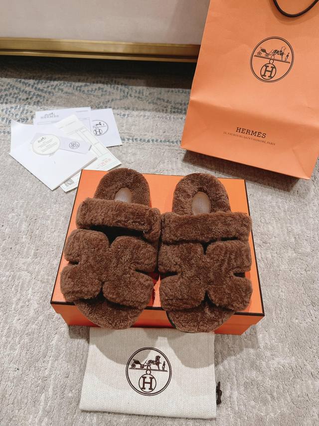 经典二舅毛拖 澳洲进口羊羔毛魔术贴爆款跑量拖. 顶级代购品质独家原版定制 精致的油边工艺%脚感舒适越穿越好看！ 原版皮毛一体羊毛材质+Tpu大底 日常通勤逛街都