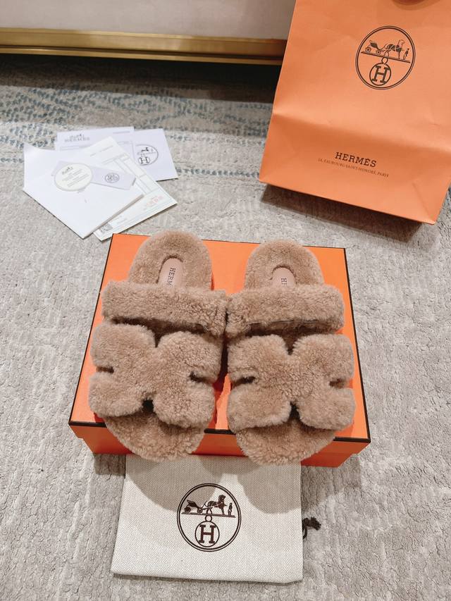 经典二舅毛拖 澳洲进口羊羔毛魔术贴爆款跑量拖. 顶级代购品质独家原版定制 精致的油边工艺%脚感舒适越穿越好看！ 原版皮毛一体羊毛材质+Tpu大底 日常通勤逛街都