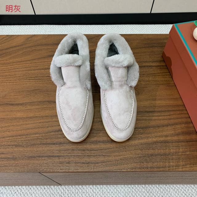 Loro Piana 高帮毛里乐福鞋。意大利顶级羊绒复古优雅低调奢华。时尚性与皮料实用性同样兼具依然全网最高品质。鞋面羊京丝质柔滑。手工缝线，A级羊毛里。原版大