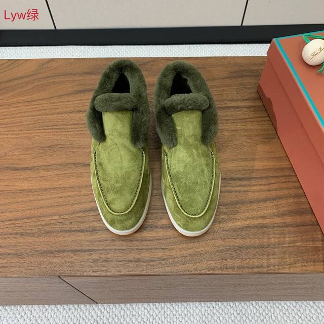Loro Piana 高帮毛里乐福鞋。意大利顶级羊绒复古优雅低调奢华。时尚性与皮料实用性同样兼具依然全网最高品质。鞋面羊京丝质柔滑。手工缝线，A级羊毛里。原版大