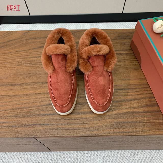 Loro Piana 高帮毛里乐福鞋。意大利顶级羊绒复古优雅低调奢华。时尚性与皮料实用性同样兼具依然全网最高品质。鞋面羊京丝质柔滑。手工缝线，A级羊毛里。原版大