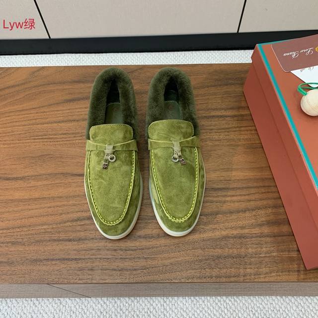 Loro Piana 领口毛乐福鞋。意大利顶级羊绒复古优雅低调奢华。时尚性与皮料实用性同样兼具依然全网最高品质。鞋面羊京，羊毛垫脚，领口羊毛。原版大底。配卡片、