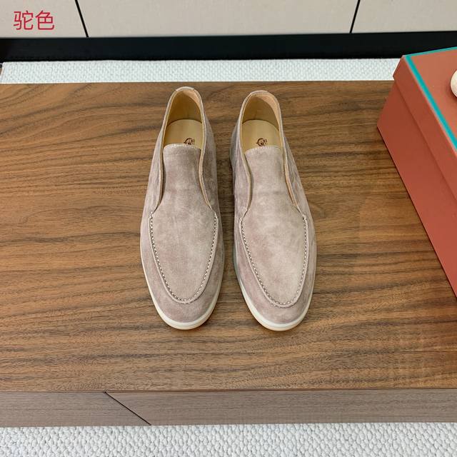Loro Piana 高帮乐福鞋。意大利顶级羊绒复古优雅低调奢华。时尚性与皮料实用性同样兼具依然全网最高品质。鞋面羊京丝质柔滑。手工缝线，水染皮里。原版大底。配