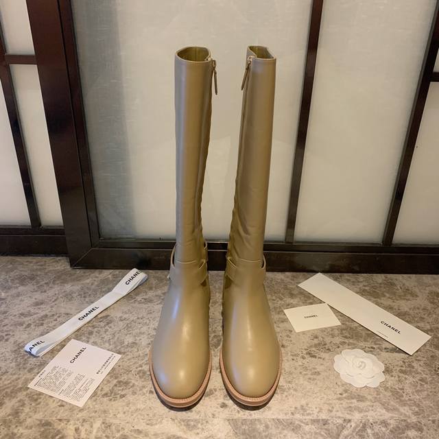Chan*L 链条长靴。后跟链条搭配双c金属标，干脆利落，兼具帅气舒适度以及俏皮灵感的决绝子单品！ 材质：鞋面牛皮，羊皮内里及垫脚。高密度加厚牛皮底，跟高3.5