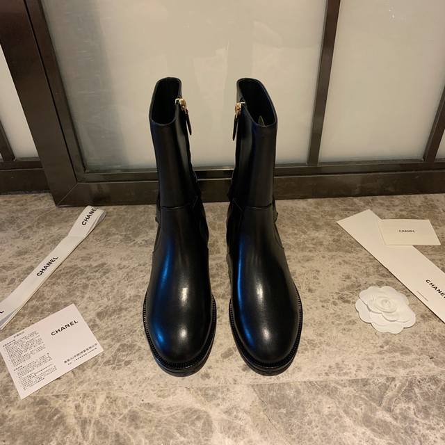 Chan*L 链条短靴。后跟链条搭配双c金属标，干脆利落，兼具帅气舒适度以及俏皮灵感的决绝子单品！ 材质：鞋面牛皮，羊皮内里及垫脚。高密度加厚牛皮底，跟高3.5