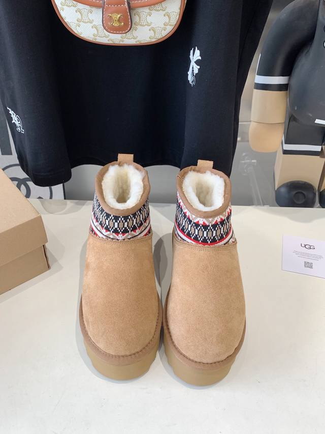 出厂价 Ugg- 厚底一脚蹬女懒人鞋雪地靴 Ugg民族风雪地靴 周冬雨同款民族风雪地靴一脚蹬设计穿脱方便，室内外皆可。异域风情~民族风的设计，让人眼前一亮，绝对
