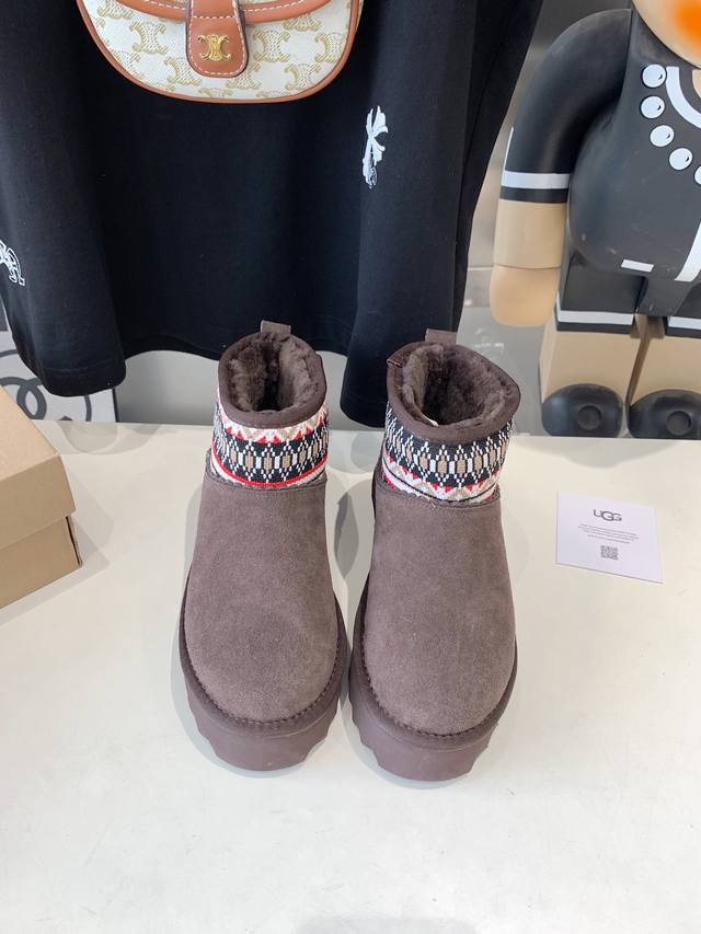 出厂价 Ugg- 厚底一脚蹬女懒人鞋雪地靴 Ugg民族风雪地靴 周冬雨同款民族风雪地靴一脚蹬设计穿脱方便，室内外皆可。异域风情~民族风的设计，让人眼前一亮，绝对