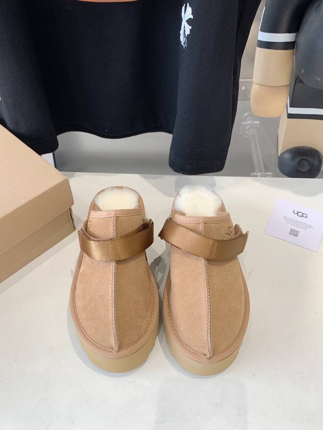 出厂价 Ugg女神必备-厚底毛毛拖鞋 半拖上线啦 Ugg拉娜克罗格 包头设计包裹性巨好 后跟可调节不影响开车 一鞋两穿雪地靴！ 鞋底厚4厘米 显高挑更易搭配 翻