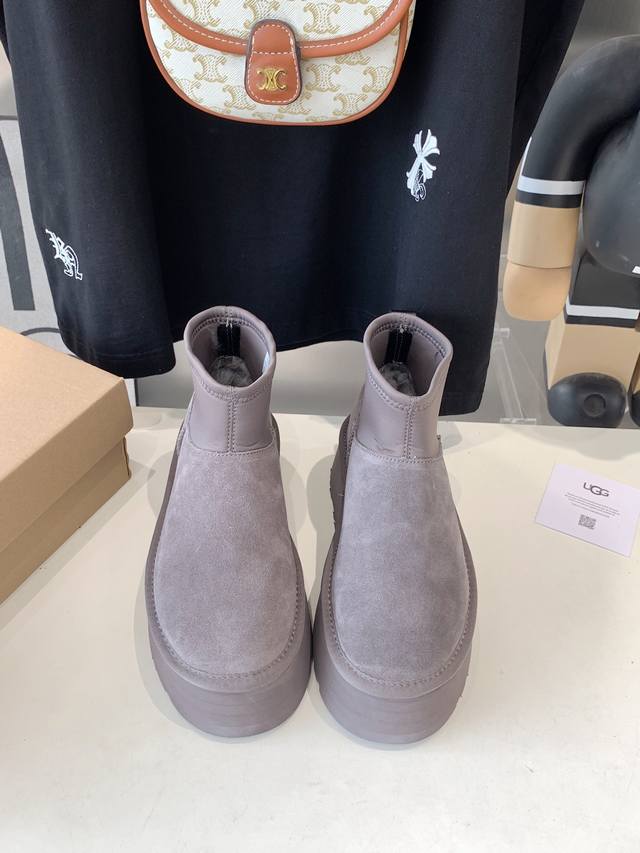 出厂价 Ugg秋冬新款经典迷你迪普靴 厚底铅笔弹力靴 羊毛配氯丁弹力筒 雪地靴 保暖舒适 厚底设计增高显瘦 时髦又洋气 轻松拉长腿部线条 大底eva轻质缓震 减