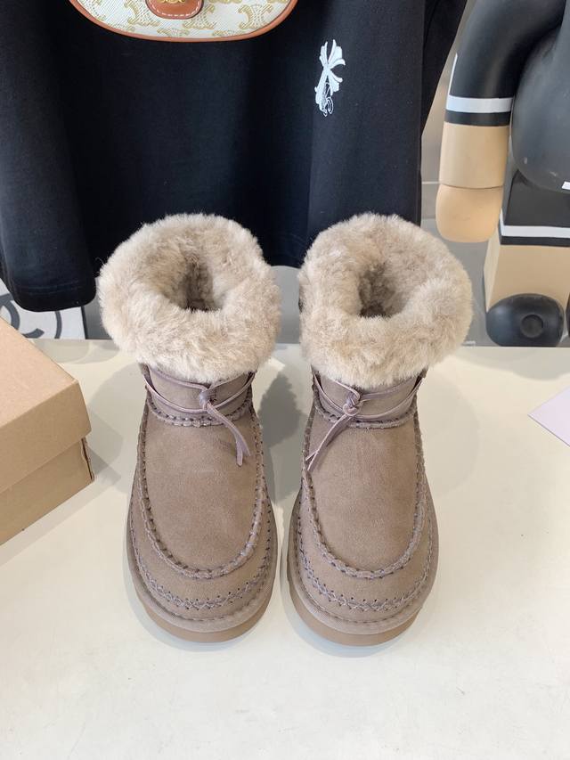 出厂价 Ugg24最新款秋冬雪地靴上新啦！ Ugg阿尔派系列毛毛鞋 短靴 舒适轻便 翻毛搭配装饰缝线 独特的配色 即经典又时尚 让你在人群中轻松脱颖而出 胡桃木