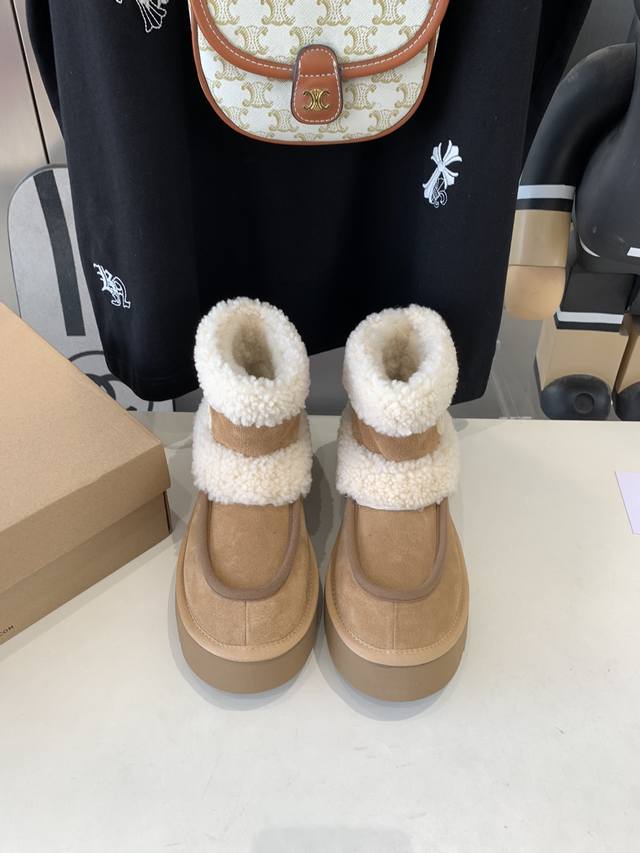 出厂价 Ugg最高版本官网同款雪地靴机车靴：超显瘦显腿长。款式百搭时尚： 面料： 皮毛一体 内里和垫脚：澳洲进口纯百分之百的全真羊毛 大底：原版开模橡胶底.超级