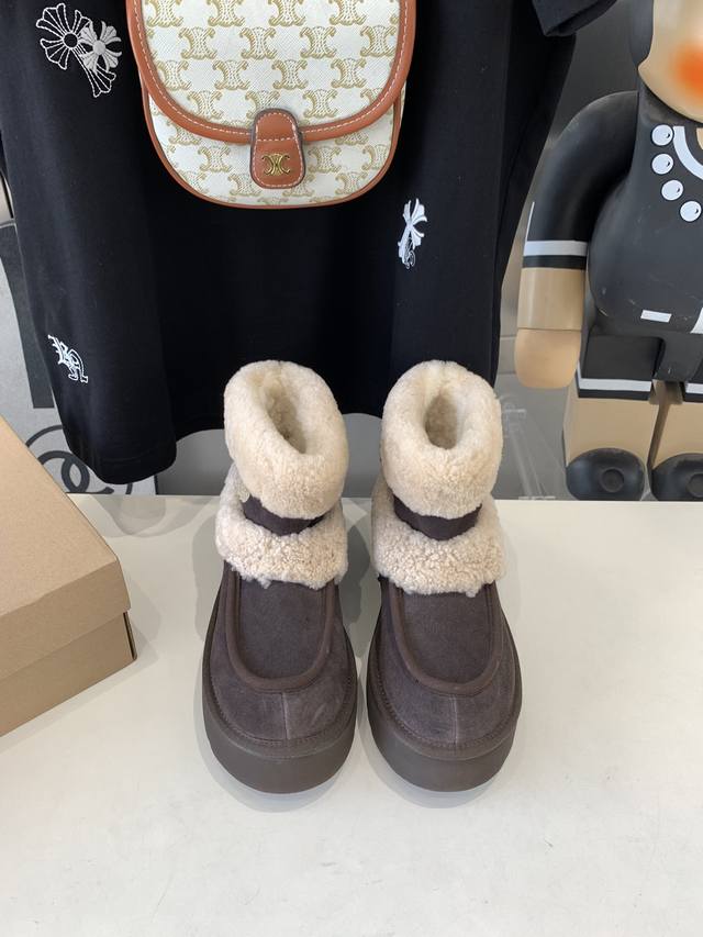 出厂价 Ugg最高版本官网同款雪地靴机车靴：超显瘦显腿长。款式百搭时尚： 面料： 皮毛一体 内里和垫脚：澳洲进口纯百分之百的全真羊毛 大底：原版开模橡胶底.超级