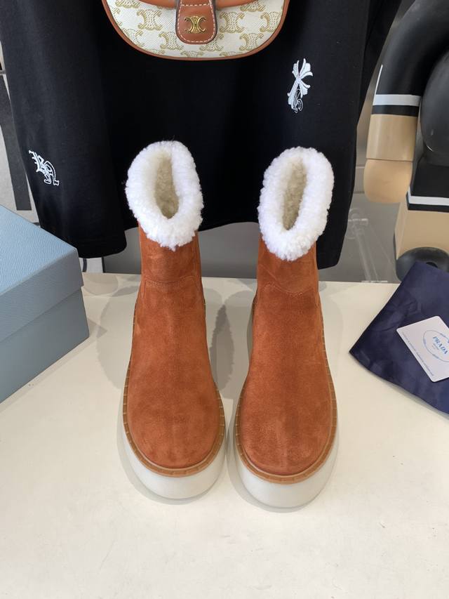 出厂价 Prada 普拉达24秋冬新款△三角标厚底靴 系带雪地靴 双色擦色牛绒真羊羔毛 真皮沿条 双色tpu大底 Size：35-39 40 41定做不退换