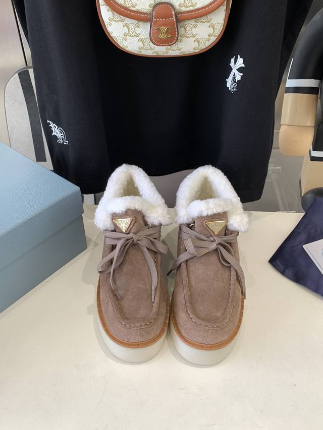 出厂价 Prada 普拉达24秋冬新款△三角标厚底靴 系带雪地靴 双色擦色牛绒真羊羔毛 真皮沿条 双色tpu大底 Size：35-39 40 41定做不退换