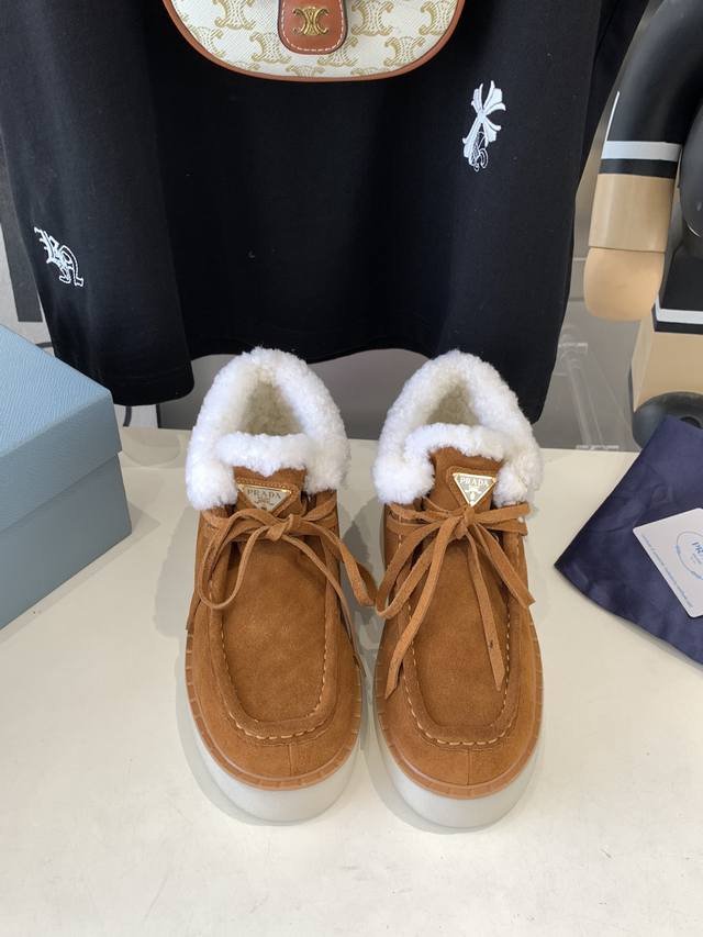 出厂价 Prada 普拉达24秋冬新款△三角标厚底靴 系带雪地靴 双色擦色牛绒真羊羔毛 真皮沿条 双色tpu大底 Size：35-39 40 41定做不退换