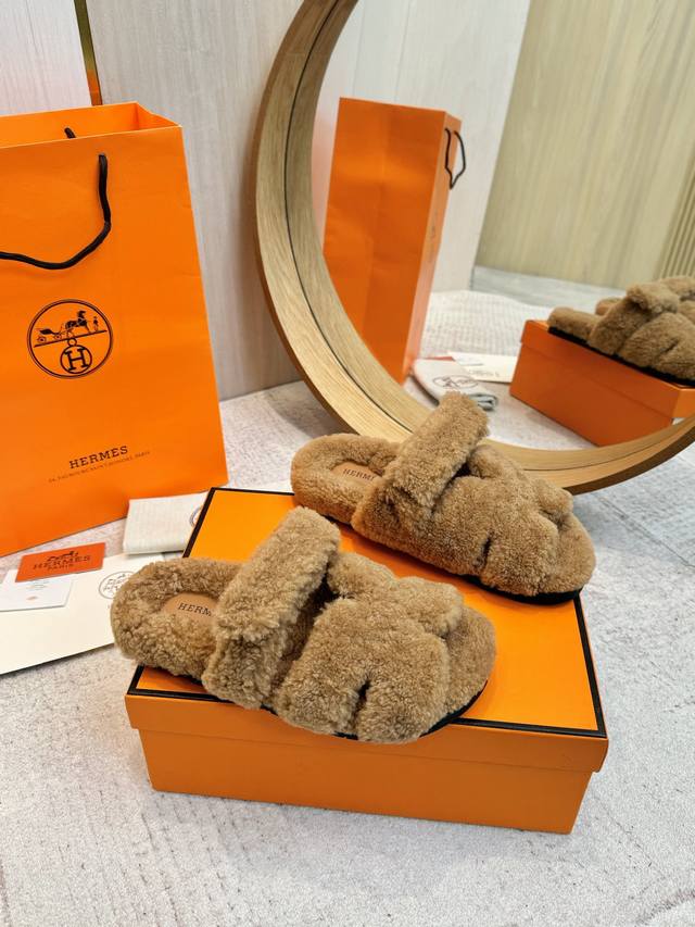 Herm*S 皮毛h羊毛二舅拖鞋，全鞋面采用美利奴羊羔毛，质感可不是其他种类的羊毛可以媲美的，Tpu大底全真毛包水台 耐磨。 简约的设计，流畅的线条，这不仅是一