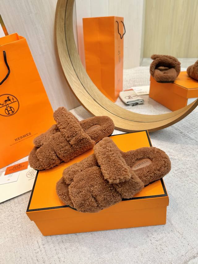 Herm*S 皮毛h羊毛二舅拖鞋，全鞋面采用美利奴羊羔毛，质感可不是其他种类的羊毛可以媲美的，Tpu大底全真毛包水台 耐磨。 简约的设计，流畅的线条，这不仅是一