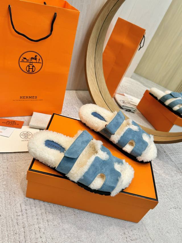 Herm*S 皮毛h羊毛二舅拖鞋，全鞋面采用美利奴羊羔毛，质感可不是其他种类的羊毛可以媲美的，Tpu大底全真毛包水台 耐磨。 简约的设计，流畅的线条，这不仅是一