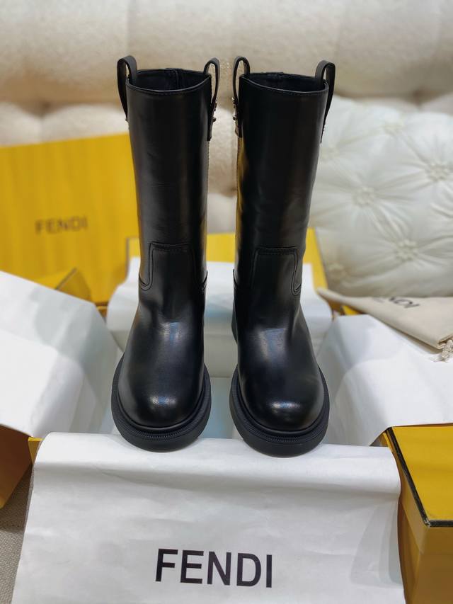 上新fend...I芬迪 Filo小牛皮中跟高筒靴机车靴长靴 顶级代购版，对zp定制，市面顶级版本 Fend* Filo高筒圆头长靴，黑色小牛皮材质，靴筒为提花