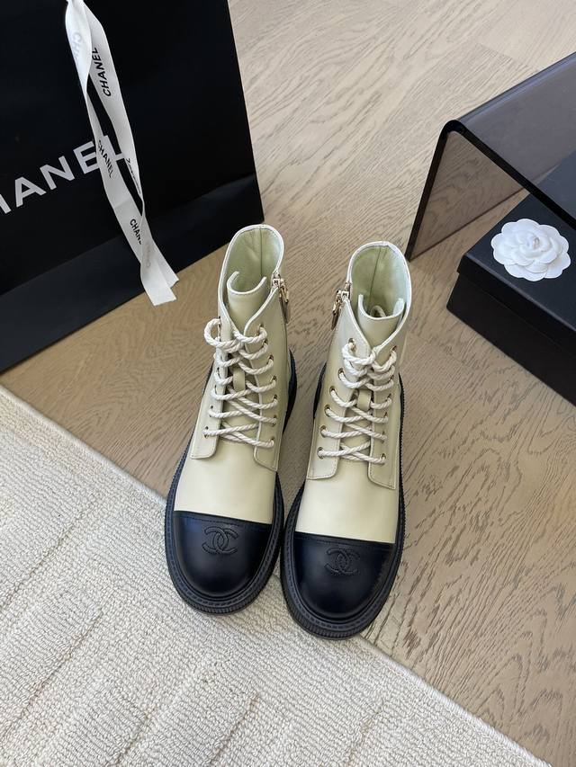 Chanel 24K新款早秋绑带短靴 顶级版本！版型超正 秋冬搭配必备单品 超重工系列！ 鞋面进口小牛皮 内里顶级混种羊皮 原版大底 码数 ：35-41 定制不