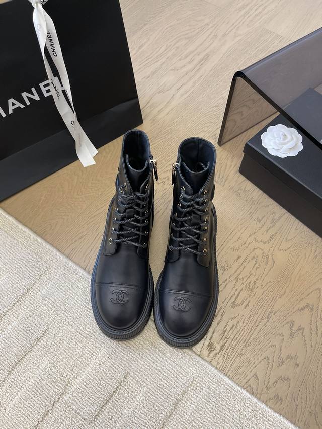 Chanel 24K新款早秋绑带短靴 顶级版本！版型超正 秋冬搭配必备单品 超重工系列！ 鞋面进口小牛皮 内里顶级混种羊皮 原版大底 码数 ：35-41 定制不