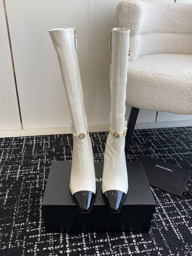 代购级 Chanel 香奈儿 24Ss 秋冬新品 方头细跟 高靴 适合一切脚型，显瘦百搭～经典版型搭配组合营造出了很强烈的高级感 上脚非常精致 俏皮 而且很显女