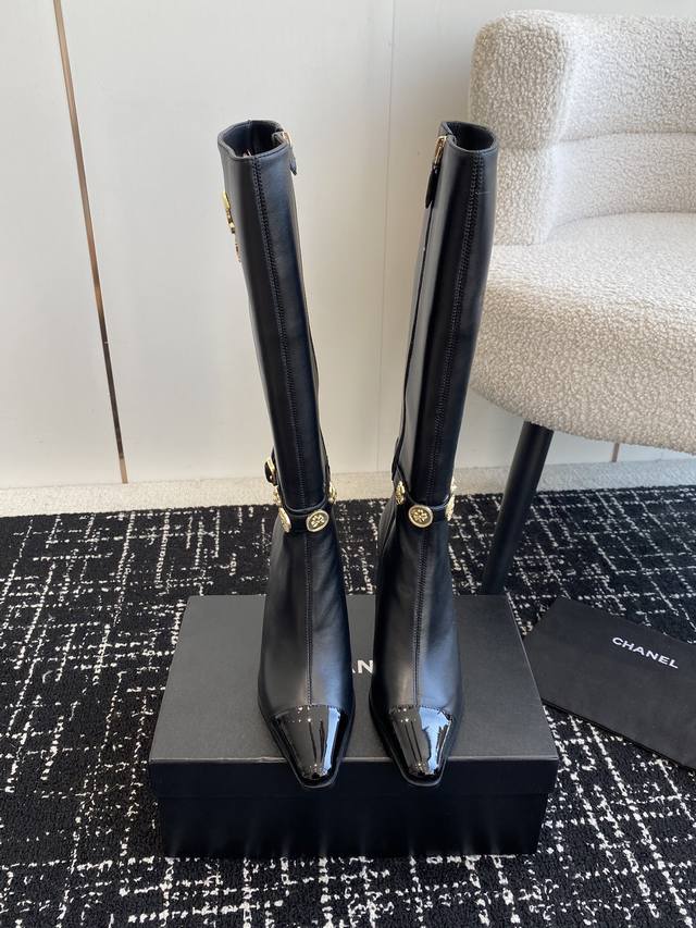 代购级 Chanel 香奈儿 24Ss 秋冬新品 方头细跟 短靴 适合一切脚型，显瘦百搭～经典版型搭配组合营造出了很强烈的高级感 上脚非常精致 俏皮 而且很显女