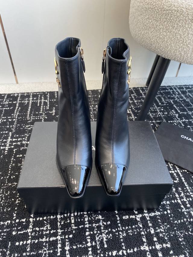 代购级 Chanel 香奈儿 24Ss 秋冬新品 方头细跟 短靴 适合一切脚型，显瘦百搭～经典版型搭配组合营造出了很强烈的高级感 上脚非常精致 俏皮 而且很显女