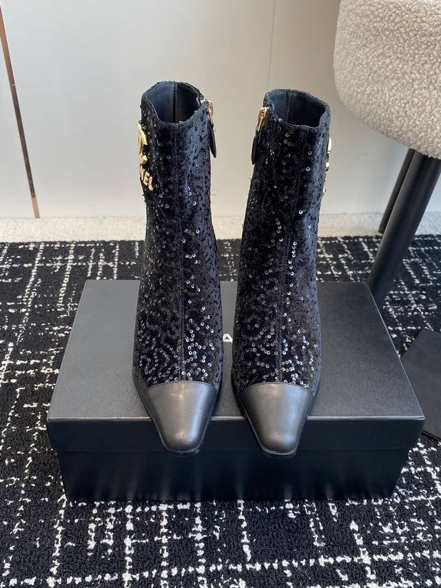 代购级 Chanel 香奈儿 24Ss 秋冬新品 方头细跟 短靴 适合一切脚型，显瘦百搭～经典版型搭配组合营造出了很强烈的高级感 上脚非常精致 俏皮 而且很显女