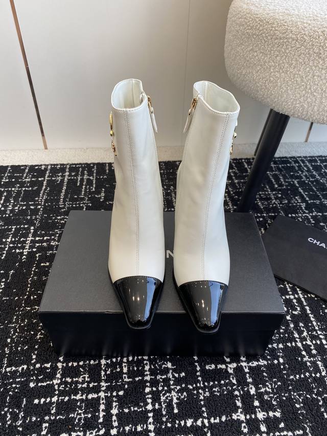 代购级 Chanel 香奈儿 24Ss 秋冬新品 方头细跟 短靴 适合一切脚型，显瘦百搭～经典版型搭配组合营造出了很强烈的高级感 上脚非常精致 俏皮 而且很显女