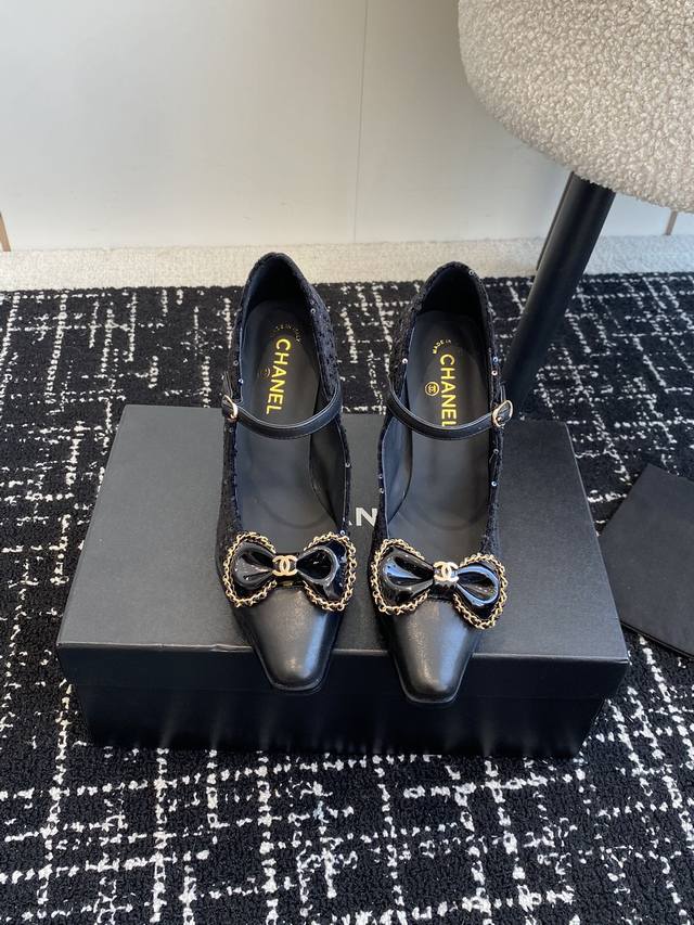 代购级 Chanel 香奈儿 24新品 方头细跟 蝴蝶结 单鞋 适合一切脚型，显瘦百搭～经典版型搭配组合营造出了很强烈的高级感 上脚非常精致 俏皮 而且很显女人