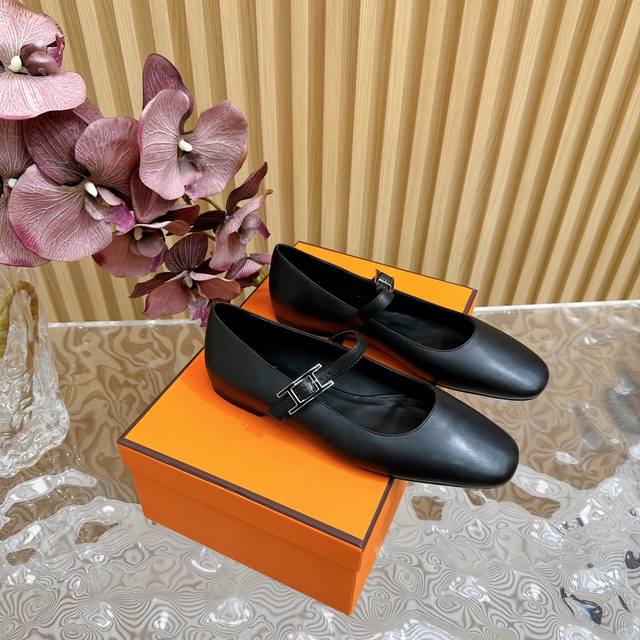 顶级版本hermes 爱马仕24S春夏 经典h扣玛丽珍鞋系列 经典复古高级感单品 好穿又好搭配 上脚秀气！ 鞋面采用进口小牛皮 内里踮脚混种羊皮 意大利进口牛皮