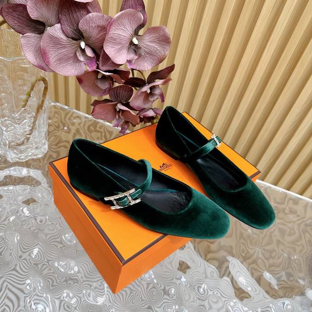 顶级版本hermes 爱马仕24S春夏 经典h扣玛丽珍鞋系列 经典复古高级感单品 好穿又好搭配 上脚秀气！ 鞋面采用进口小牛皮 内里踮脚混种羊皮 意大利进口牛皮