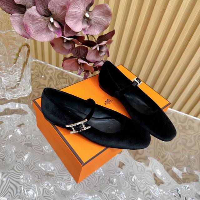 顶级版本hermes 爱马仕24S春夏 经典h扣玛丽珍鞋系列 经典复古高级感单品 好穿又好搭配 上脚秀气！ 鞋面采用进口小牛皮 内里踮脚混种羊皮 意大利进口牛皮