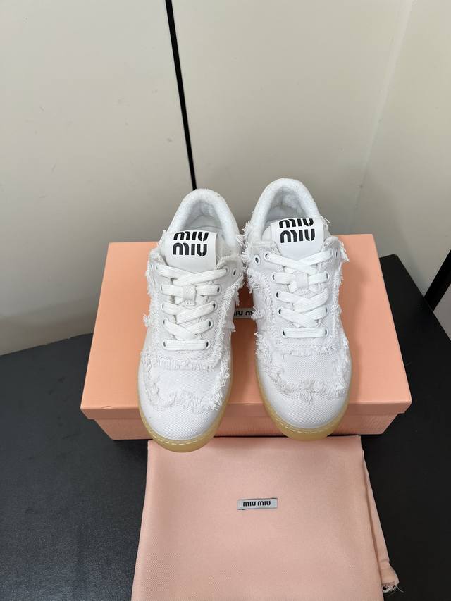 Miumiu 24新款乞丐休闲鞋 Miu Miu 缪缪大秀上爆出的这双流苏乞丐球鞋 后全球各大代购官网火爆上市. 仿旧复古破碎的毛边很随意不羁又能体现单宁美感，