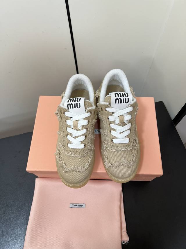 Miumiu 24新款乞丐休闲鞋 Miu Miu 缪缪大秀上爆出的这双流苏乞丐球鞋 后全球各大代购官网火爆上市. 仿旧复古破碎的毛边很随意不羁又能体现单宁美感，