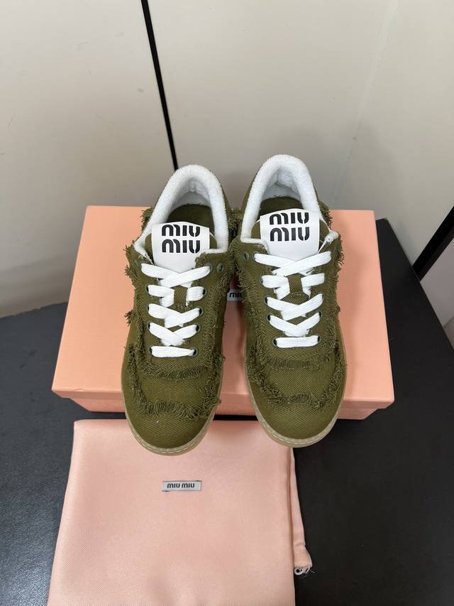 Miumiu 24新款乞丐休闲鞋 Miu Miu 缪缪大秀上爆出的这双流苏乞丐球鞋 后全球各大代购官网火爆上市. 仿旧复古破碎的毛边很随意不羁又能体现单宁美感，