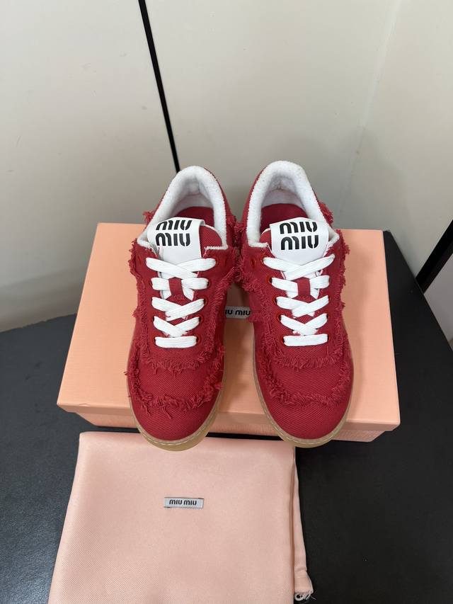 Miumiu 24新款乞丐休闲鞋 Miu Miu 缪缪大秀上爆出的这双流苏乞丐球鞋 后全球各大代购官网火爆上市. 仿旧复古破碎的毛边很随意不羁又能体现单宁美感，