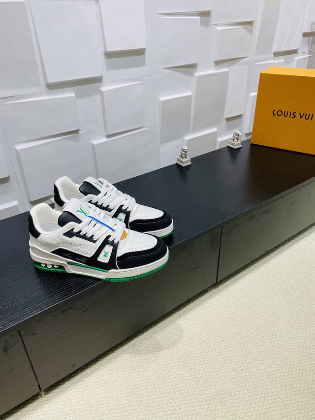顶级版本： Lv Tarine路易威登 驴牌 L家 情侣款 休闲 运动鞋 滑板鞋 原版购入开发 做货 本款 Lv Trainer 运动鞋取材粒面牛皮革，缤纷色调