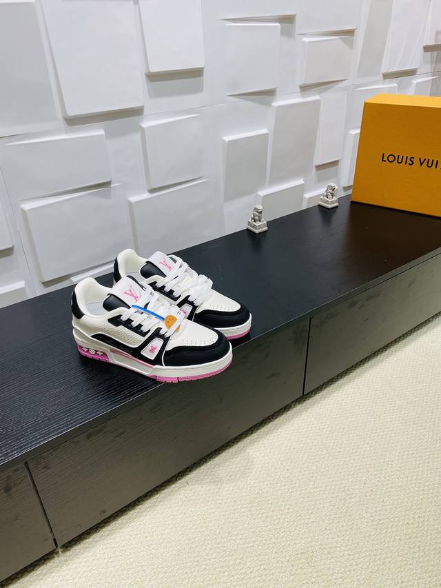 顶级版本： Lv Tarine路易威登 驴牌 L家 情侣款 休闲 运动鞋 滑板鞋 原版购入开发 做货 本款 Lv Trainer 运动鞋取材粒面牛皮革，缤纷色调