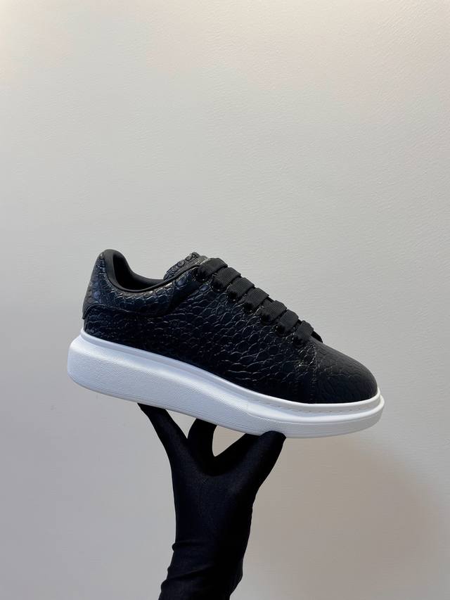 顶级高端 Alexander Mcqueen 亚力山大麦昆 一如既往独家开模鞋底，爱不释手，正确版型，上脚绝对精彩，舒适度超级赞 经典＆时尚＆百搭＆大气＆优雅＆