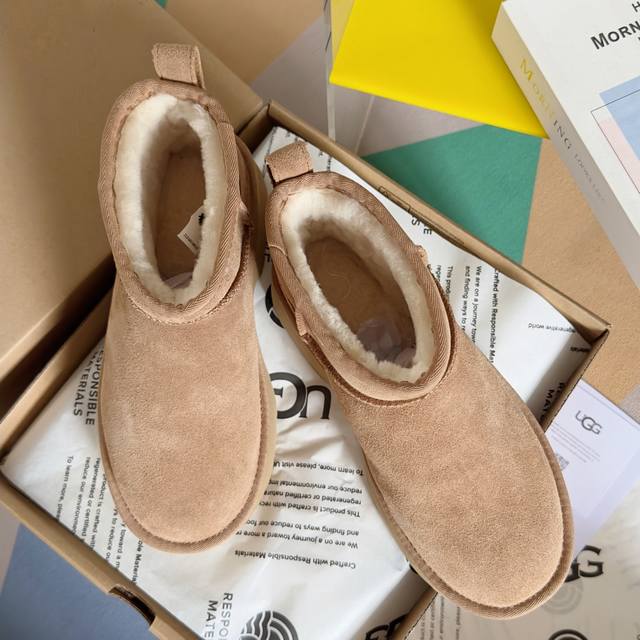 顶级版本：女款 Ugg 油叽叽 厚底 人鱼 超短靴 雪地靴 铅笔靴 原版购入开发 做货 Ugg这款高跟雪地靴真的打破了传统以来厚底靴的风格，太有设计个性了，深得