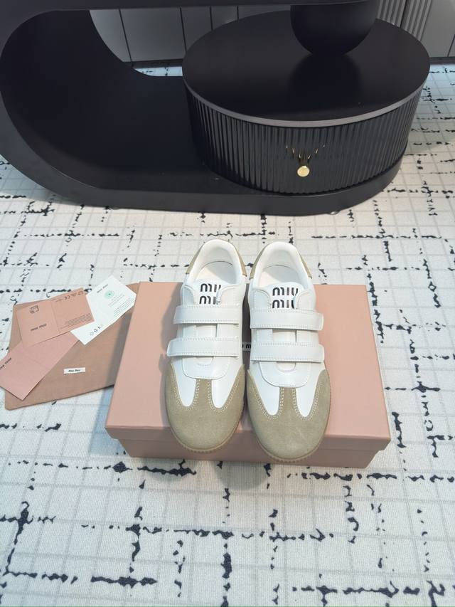 Miumiu 24Ss 秋冬新款 情侣 魔术贴 德训鞋 复古休闲鞋 最新款德训小白鞋，在找小白鞋还要复古的还要舒适的 还要那种德训鞋的可以看过来了 秋冬火爆款休
