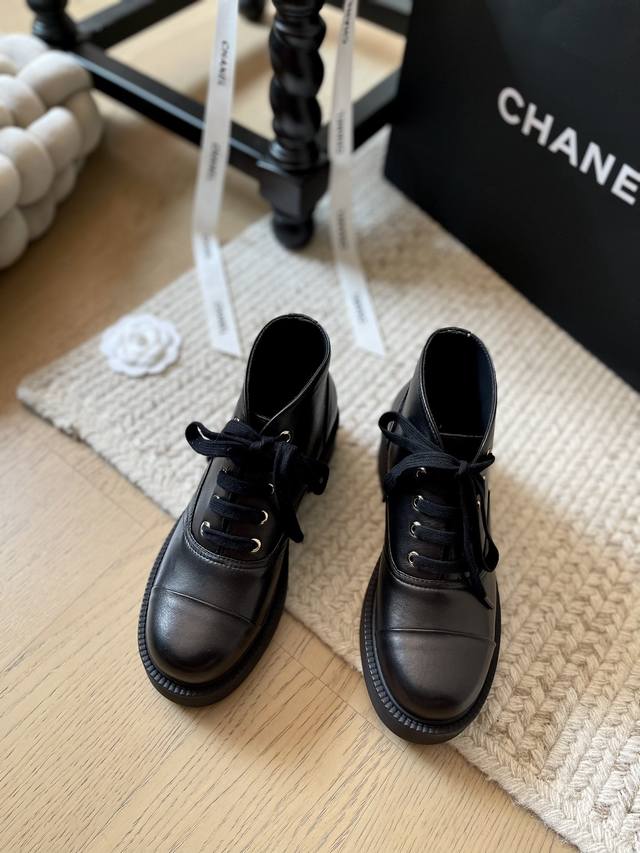 Chanel 24K新款厚底绑带短靴 顶级版本！厚底设计增高好看！ 鞋面采用进口小牛皮 内里顶级混种羊皮 原版大底 码数：35-41 定制不退换