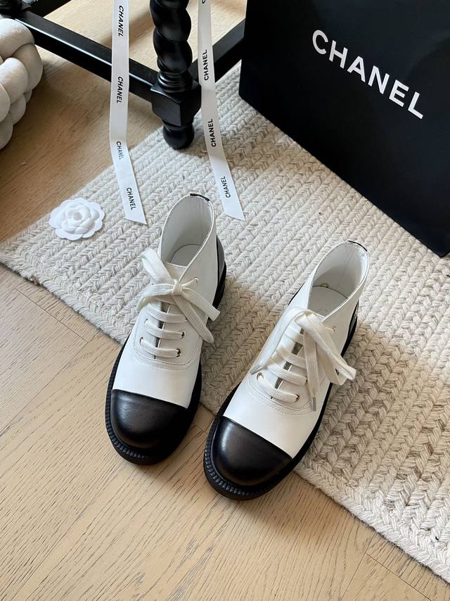 Chanel 24K新款厚底绑带短靴 顶级版本！厚底设计增高好看！ 鞋面采用进口小牛皮 内里顶级混种羊皮 原版大底 码数：35-41 定制不退换
